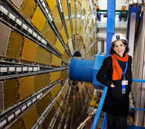Photo : Claudia Marcelloni/CERN. Fabiola Gianotti devant le détecteur ATLAS.