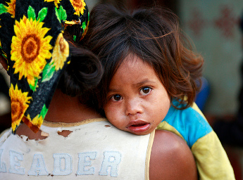 Une mère et son enfant à Lesuata, Timor-Leste, 2011. UN Photo/Martine Perret