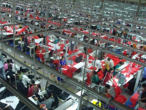 Usine de confection au Bangladesh, par Fahad Faisal. Licence CC BY-SA 3.0 via Commons 