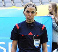 Stéphanie Frappart, arbitre du match Suède-Danemark en avril 2015. Par Anders Henrikson. Licence CC BY 2.0, via Wikimedia Commons