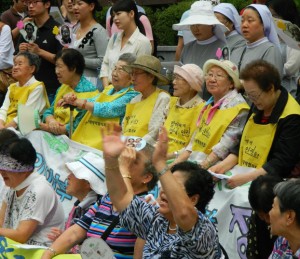 Rassemblement d'anciennes « Femmes de réconfort » devant l'ambassade du Japon à Séoul, août 2011. Par Claire Solery - Licence CC BY-SA 3.0 via Wikimedia Commons.