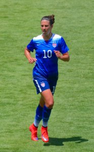 Carli Lloyd en mai 2015 via Wikipedia Commons 