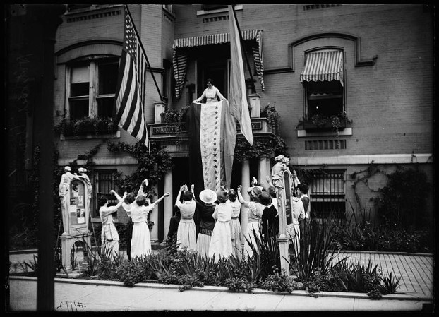 Alice Paul devant les bureaux du National Woman's Party à Washington, DC, le 18 aouût 1920, par Harris & Ewing. Credit : Library of Congress