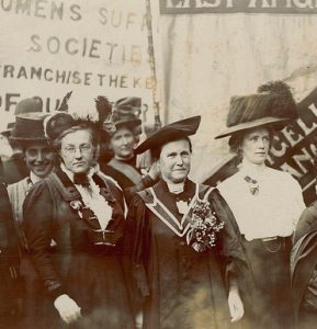 Millicent Fawcett, (au centre, entre Frances Balfour et Ethel Snowden) lors d'une manifestation suffragiste en 1910. Photo LSE Library