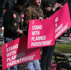 "Je suotiens Planned Parenthood". Manifestation en 2011. Par Charlotte Cooper sur Flickr (CC BY 2.0)