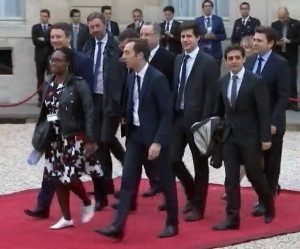 Proches d'Emmanuel Macron dans la cour de l'Elysée le 14 mai 2017. Capture d'écran France2