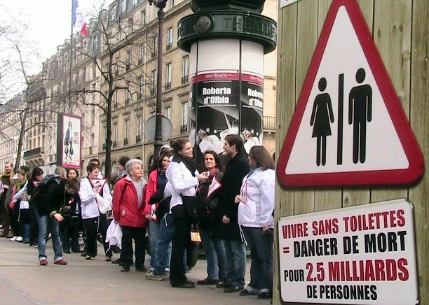 action contre la faim action toilettes journee mondiale de l'eau