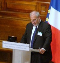 Joseph Stiglitz présente son rapport.