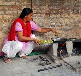 Punjabi_woman_in_kitchen