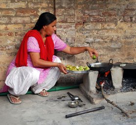 Punjabi_woman_in_kitchen_h256