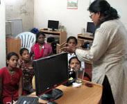 En Inde, séance d'initiation pour des jeunes filles © Feminist Approach to Technology FAT_h150