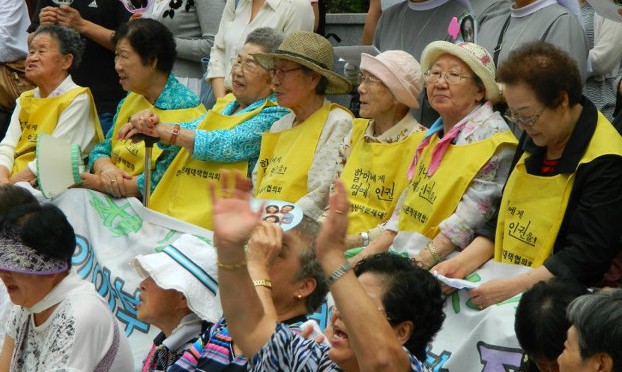 Rassemblement d'anciennes « Femmes de réconfort » devant l'ambassade du Japon à Séoul, août 2011. Par Claire Solery - Licence CC BY-SA 3.0 via Wikimedia Commons.